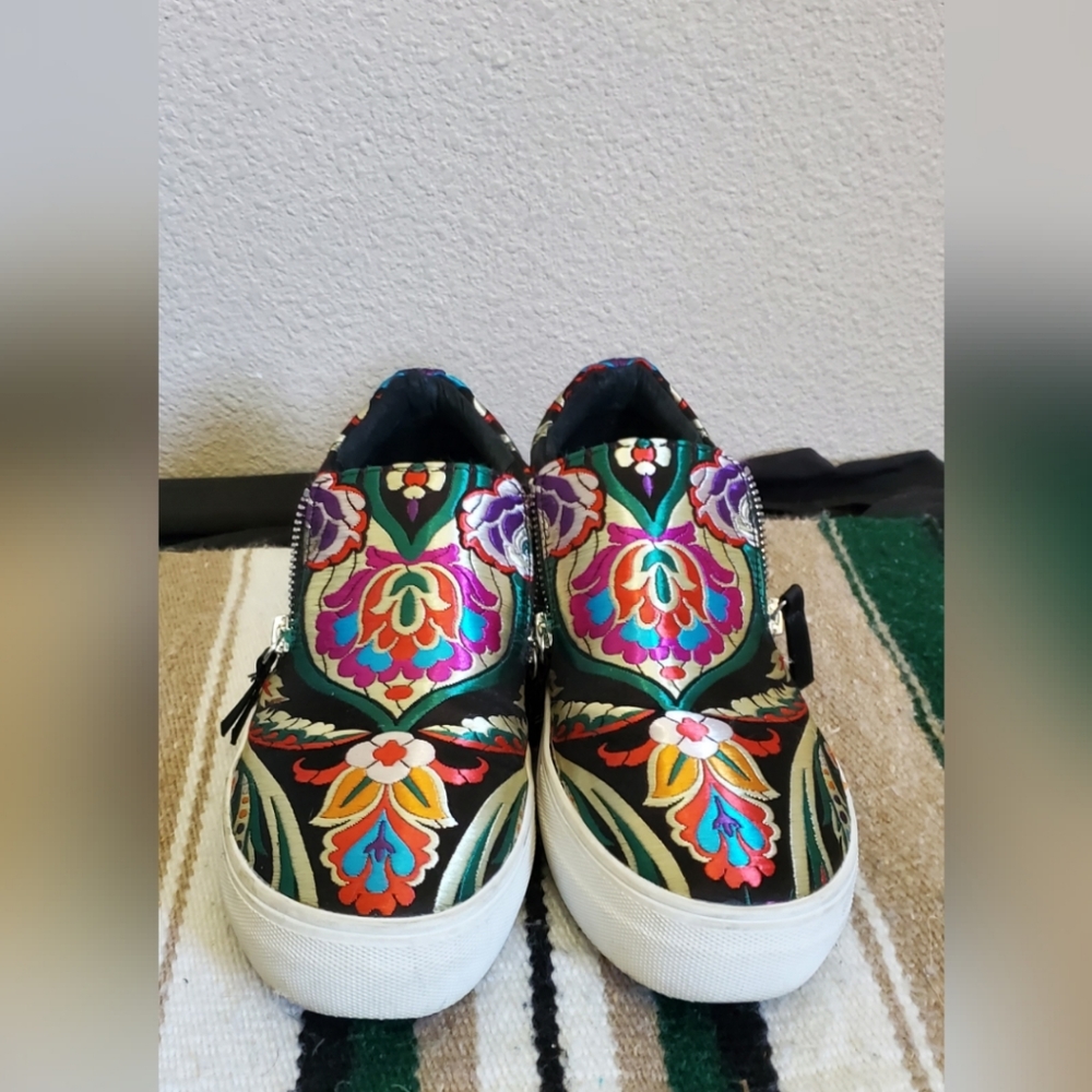 Steve Madden Embroidered Slip on Sneakers Sz 8